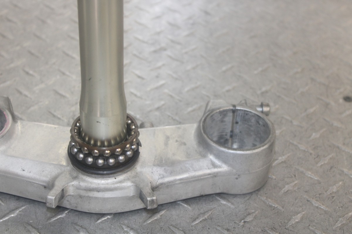 いページ 2005 KAWASAKI NINJA ZX6R ZX636C FRONT LOWER TRIPLE CLAMP