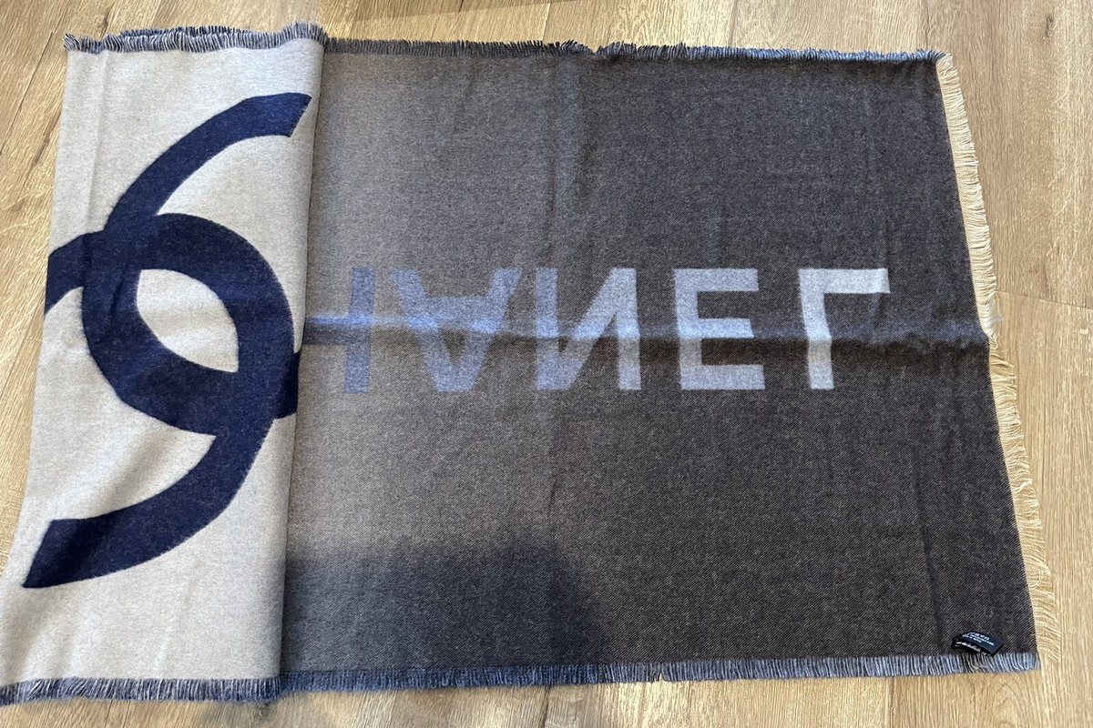 NIB NEW CHANEL CC Logo CASHMERE Navy blue Gradient REVERSIBLE