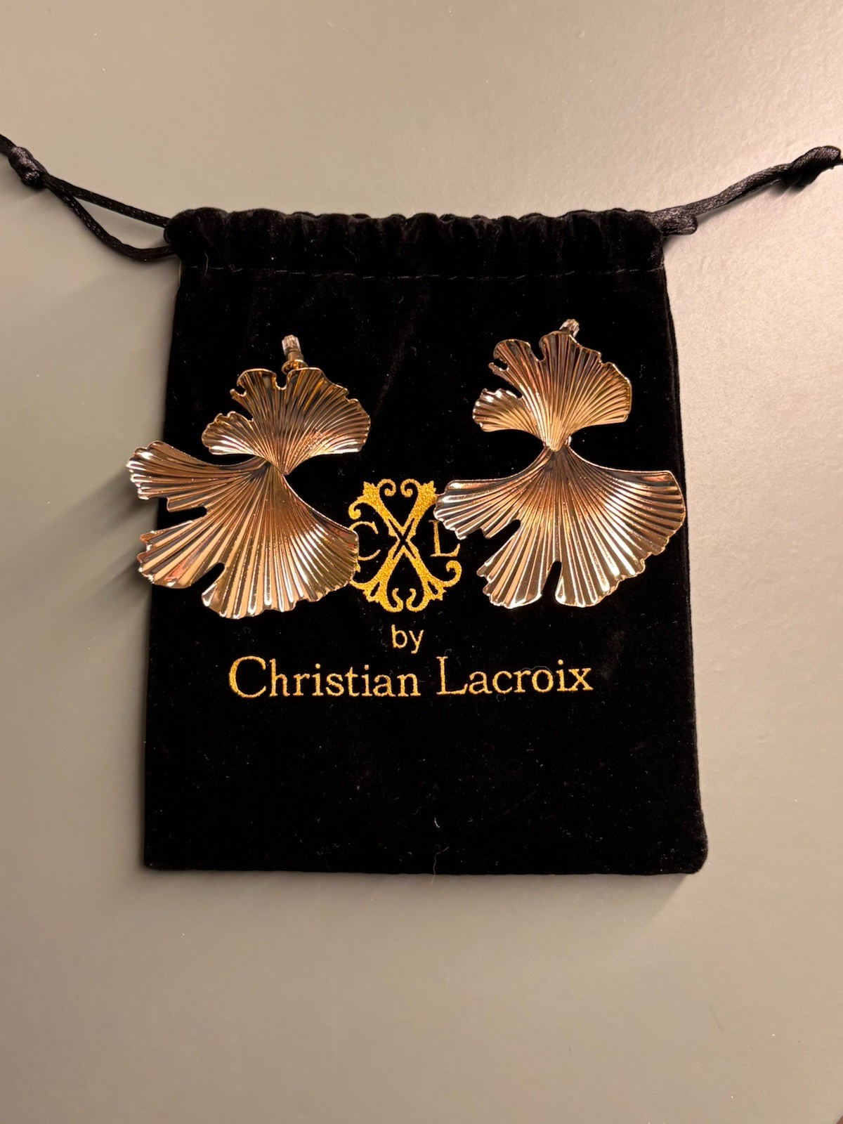 Boucles d'oreilles Ginkgo dorées haute couture Christian Lacroix pour femme
