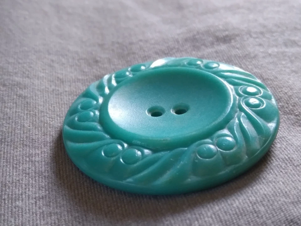 2 Vintage Ornate Plastic Buttons. - Image 3 of 4