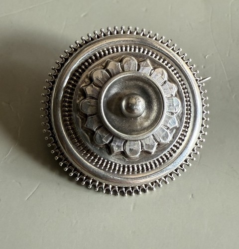 Antiguo prendedor/broche victoriano de renacimiento etrusco calado abovedado, C 1880 - Imagen 3 de 6