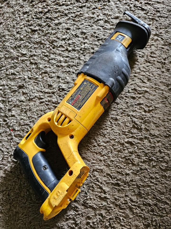 DeWalt DC385 18V Cordless Reciprocating Saw Tool Only WORKS FOR