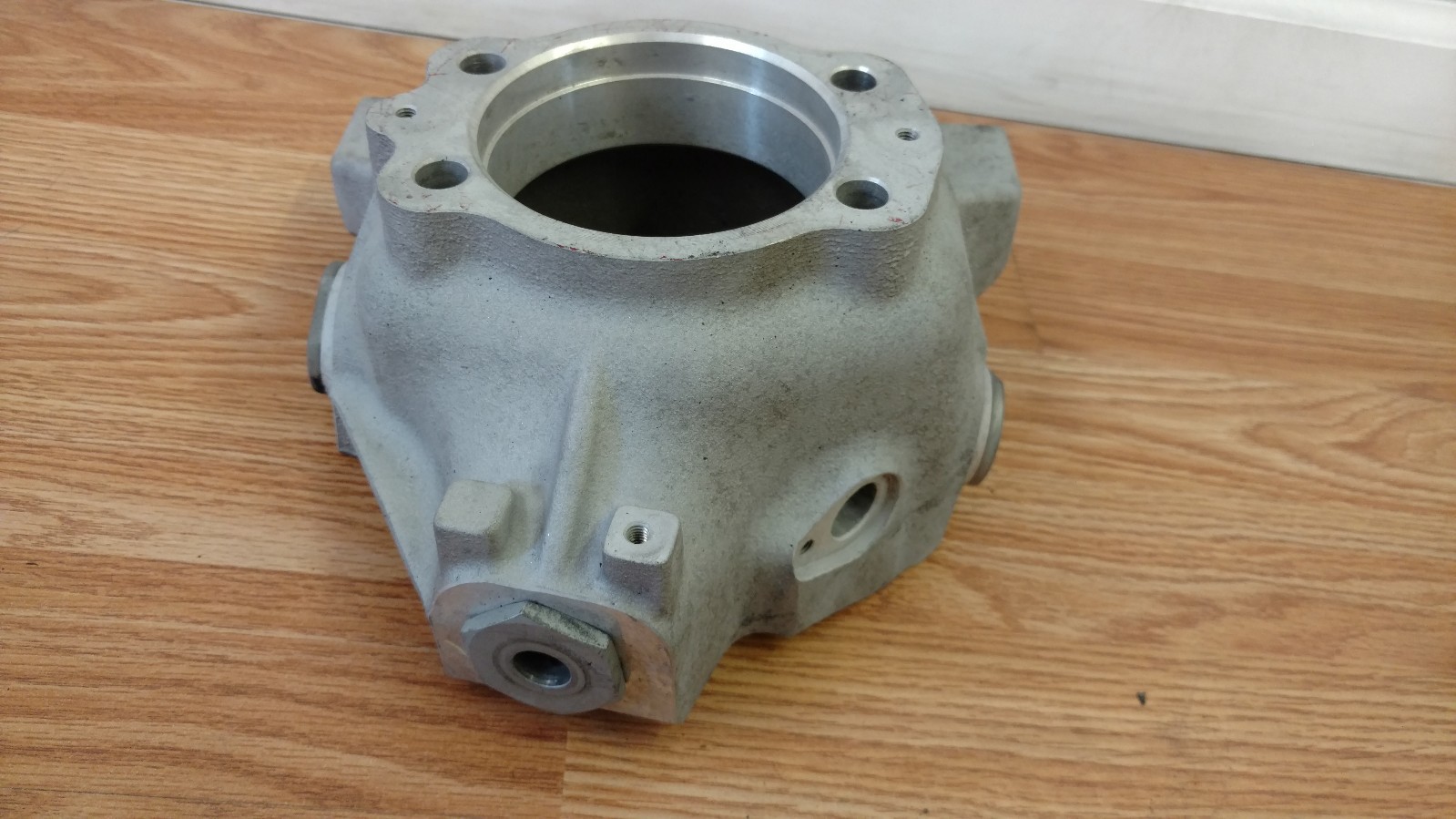 LAMBORGHINI MURCIELAGO PASSENGER RIGHT SIDE HUB HOUSING OEM 410407258