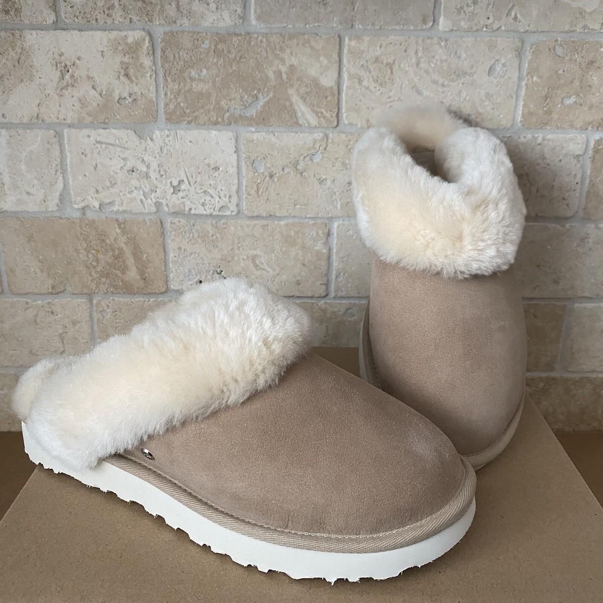 未使用品　UGG CLASSIC SLIPPER 24サイズ ベージュ UGG Classic Slipper II Sand Suede Fur Shoe Slip-on Slippers