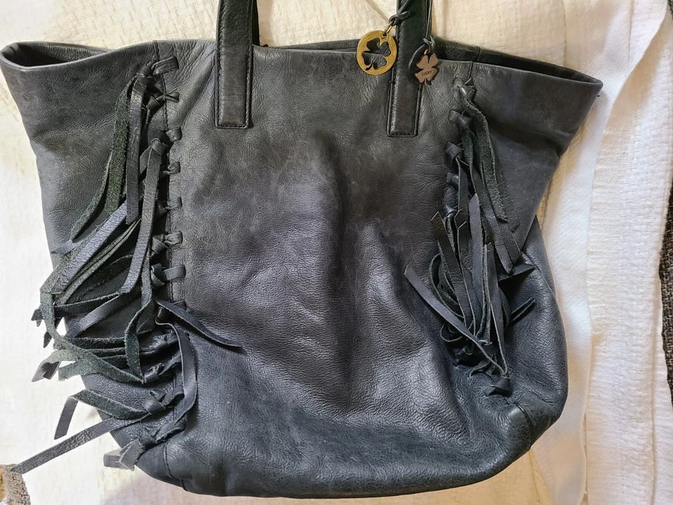 Bolso de Mano Bohemio Hobo Grande de Cuero Lucky Brand Color Azul Denio con Flecos Foto 4 de 4