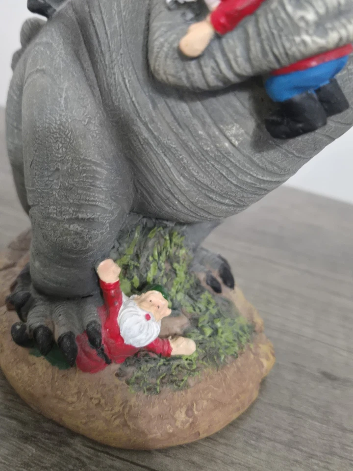 Estátua de jardim gnomos comendo dinossauro jardim decoração para casa ao ar livre, 9” engraçado - Imagem 2 de 4