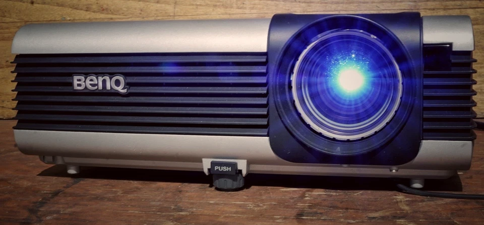 BenQ PB7200 XGA DLP Portable Video Projector 2,200 Lumens Parts or Repair - Image 2 of 4