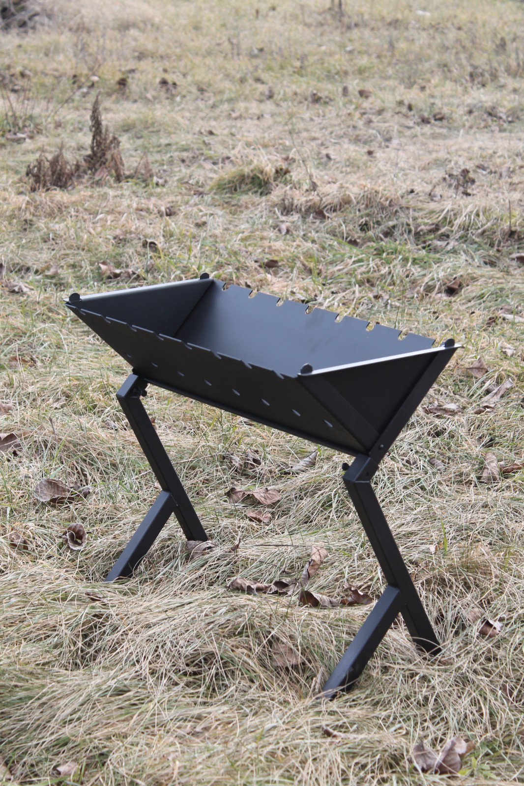 Grill „Iskra“ | BBQ-Mangal für 8 Spieße | Zerlegbarer Stahlgrill 2 mm