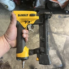 DeWalt 20 Ga Flooring Stapler Kit Pneumatic Narrow Crown Staple DWLHF2025K