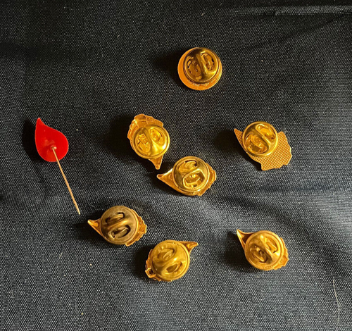 Lot RED CROSS Gallon Blood Donation Pins & 10 Years Pinback - Picture 3 of 3