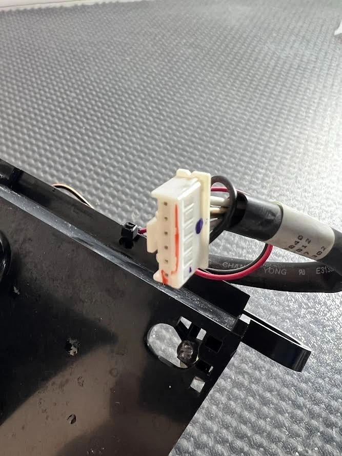 Conjunto dispensador de refrigerador Frigidaire OEM, 242083303 Foto 3 de 4