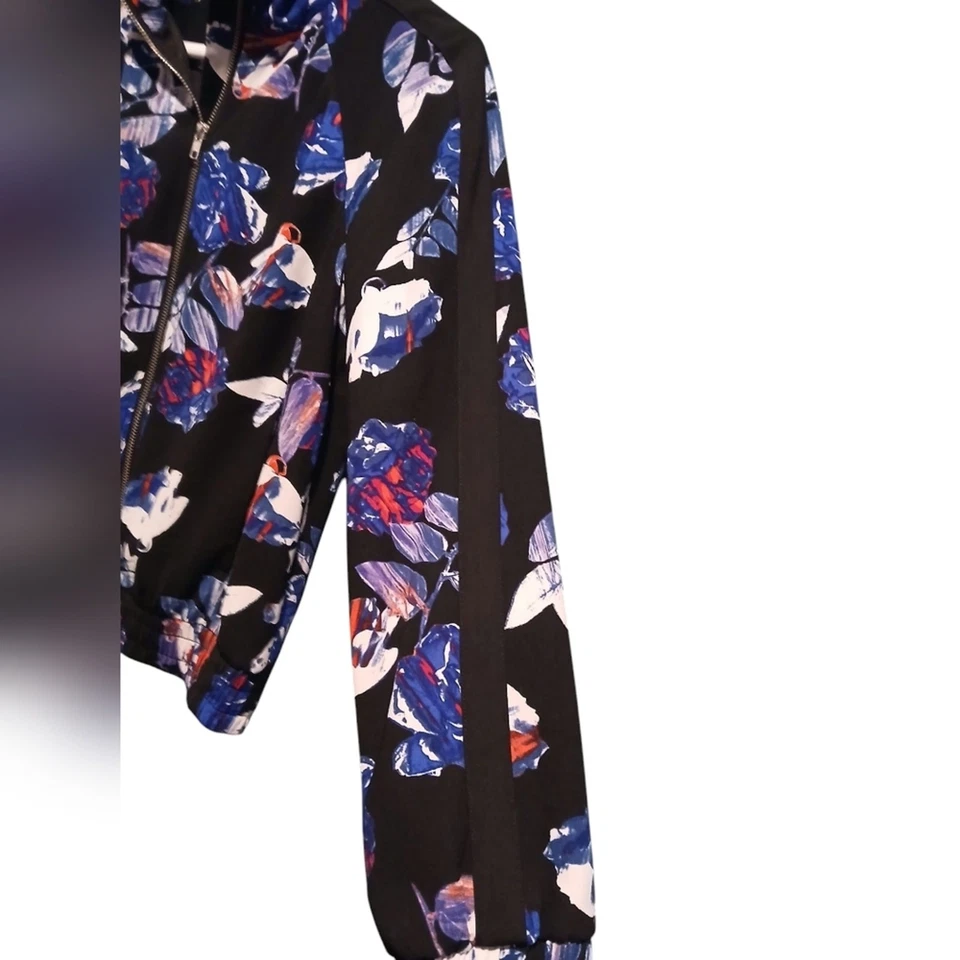 Chaqueta de bombardero Belle azul cielo rojo floral cremallera frontal para mujer talla XS Foto 3 de 4