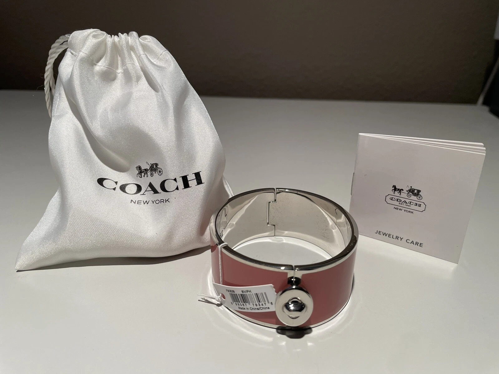 Bracciale Coach incernierato rosa polverosa e argento nuovo con etichette