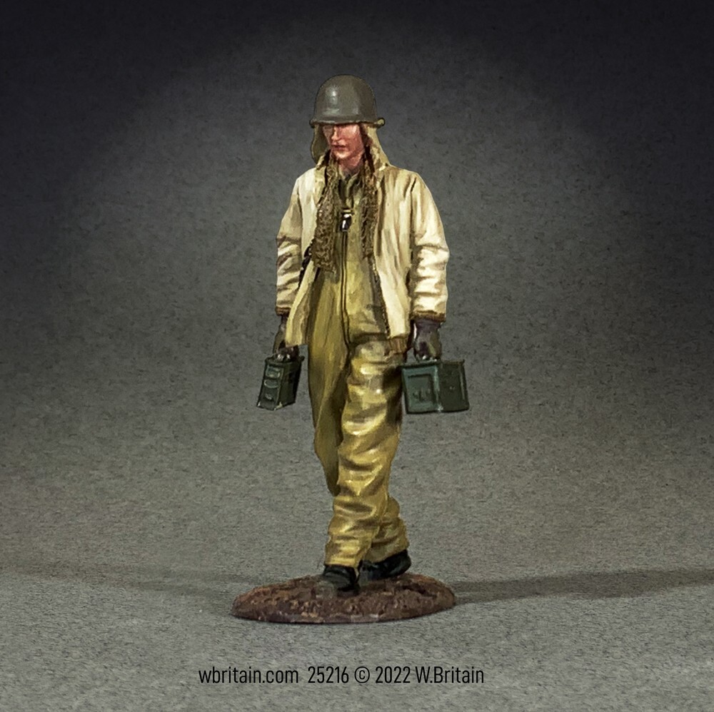 BRITAINS SOLDIERS 25216 - U.S. Tanker Walking with Ammo Cans, Winter WWII