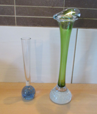 2 dekorative Glas Blumenvasen Lufteinschlüsse am Boden , 1 x Etikett Bohemia