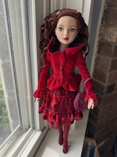 Muñeca Tonner Ellowyne Wilde roja para levantar su estado de ánimo