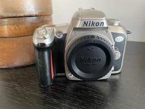Je vends un appareil photo reflex argentique Nikon F75 en