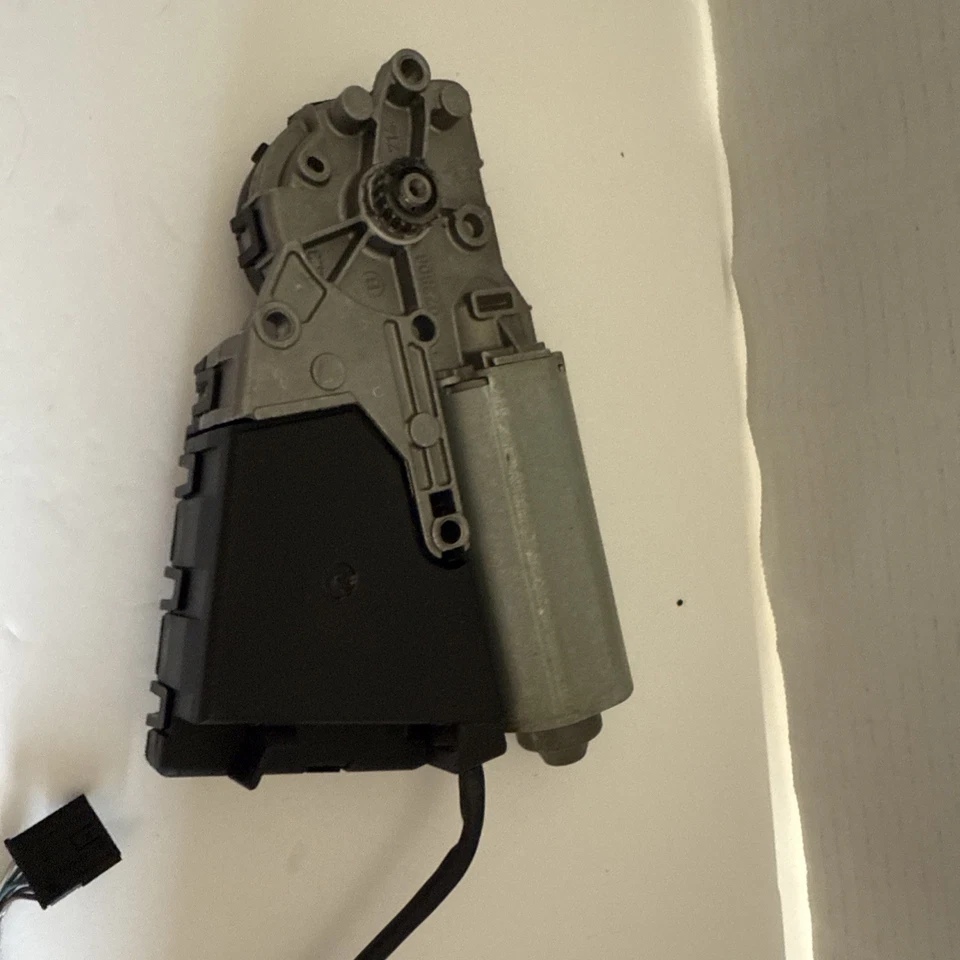 Motor de techo corredizo usado para: Volkswagen Passat 2009 grado A Foto 2 de 4