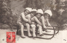 CP NOIR BLANC BONNE ANNEE PETITES FILLES BONNET LUGE TRAINEAU - 48617