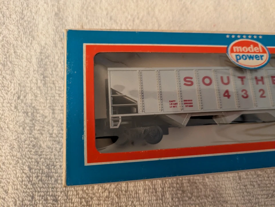 Model Power HO Southern Railway 4 Bay Open Hopper New in Box - Image 2 of 4