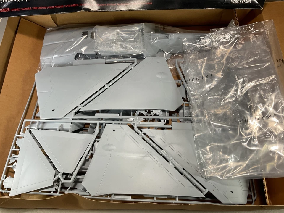 Testors 1:32 YF-22 ATF Unbuilt Kit - Image 2 of 3