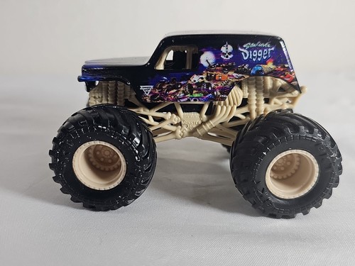 Monster Jam Son-uva Digger Spin Master 2021 Series 15 1:64 Scale Diecast Truck - Picture 2 of 7