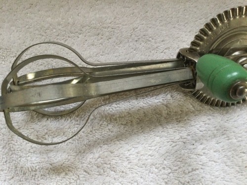 Vintage Taplin Mfg Co Hand Mixer Green Wood Handles - Picture 4 of 4