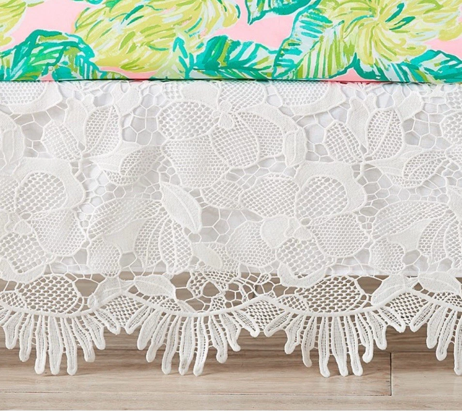 Falda de cuna Lilly Pulitzer X Pottery Barn para niños con borde de ojales blanca decoración de guardería Foto 4 de 4