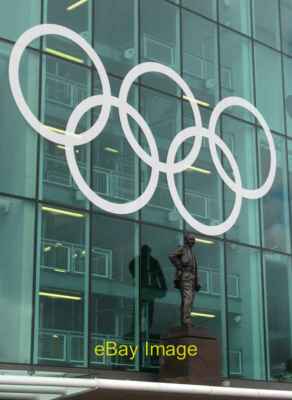 Foto 6x4 Matt Busby Statue und Olympische Ringe Salford Die Statue von Sir M c2012