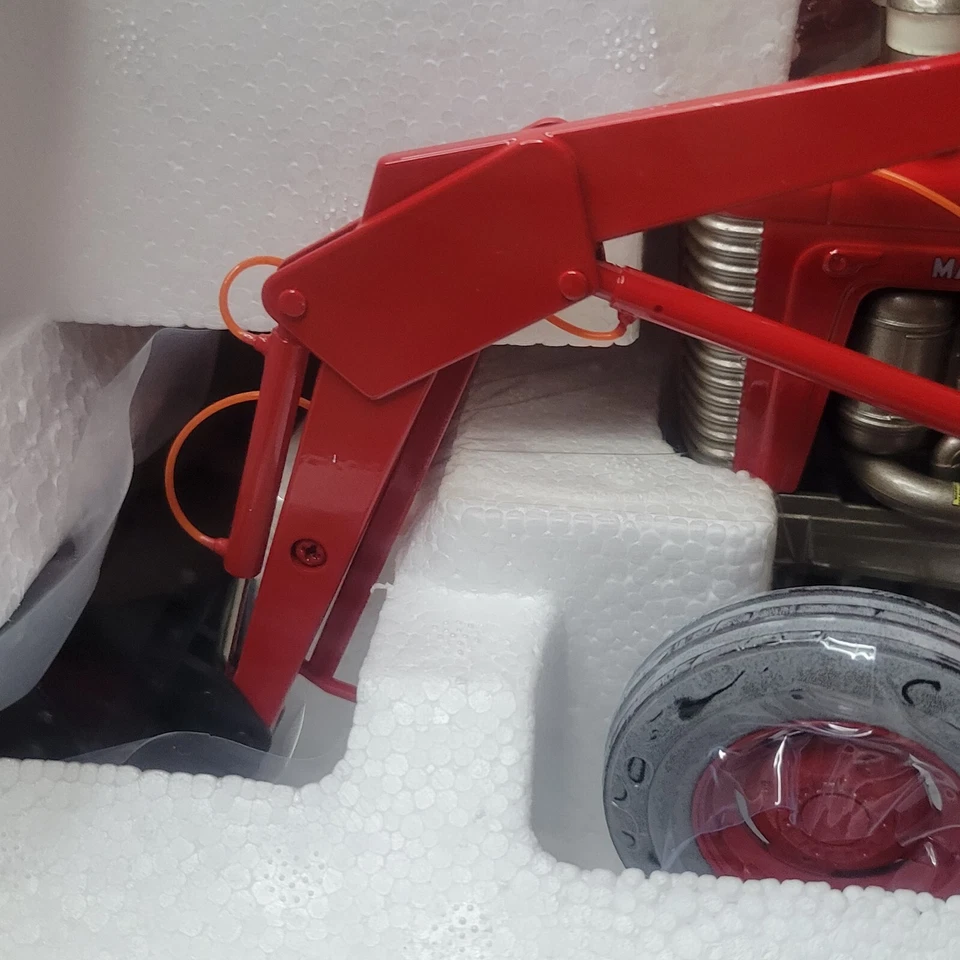 Speccast 2014 1/16 scal highly detailed Massey Ferguson 98 Diesel Tractor loader - Image 3 of 4