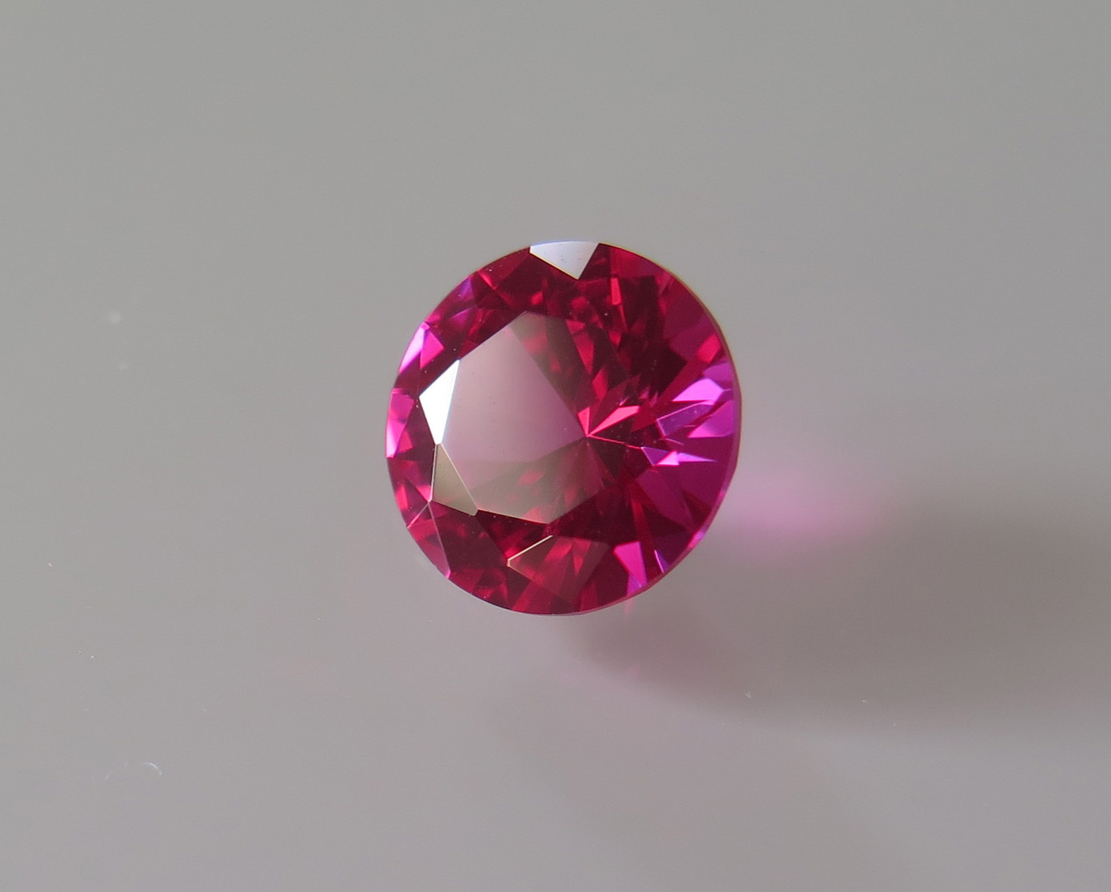 Saphir rose intense de 10 mm, pierre taillée ronde 4,60 carats pureté IF