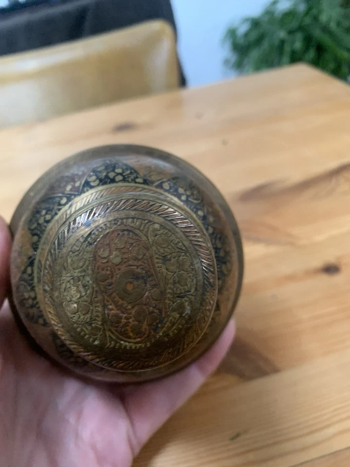2 X Vintage Indian Brass elephant Claw Bells Etched With Flowers - Image 3 of 4
