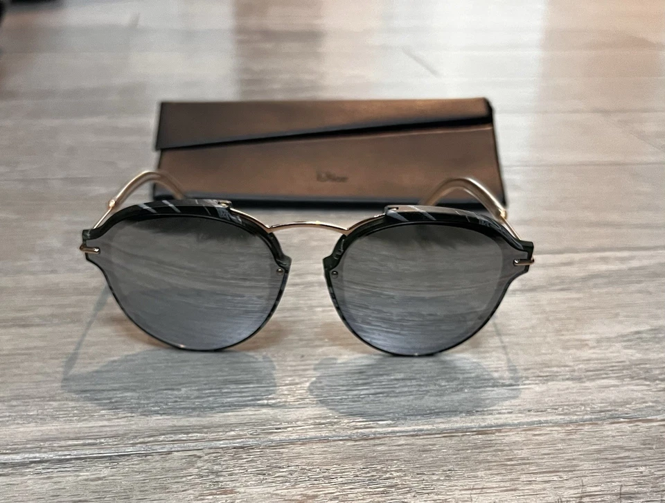 Gafas de sol reflectantes Dior con estuche negro Foto 2 de 3