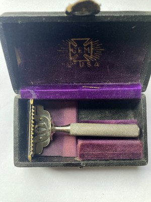 EARLY GEM OPEN COMB SINGLE-EDGE DAMASKEENE SAFETY RAZOR, CASED