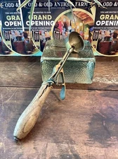 VINTAGE GILCHRIST’S NO. 31 ICE CREAM SCOOP Split WOOD HANDLE Spoon Brass