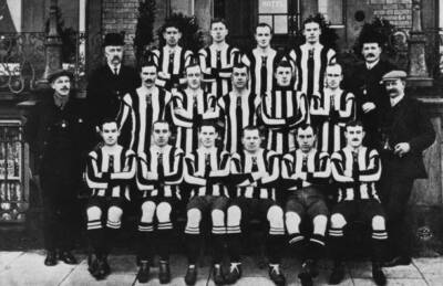 The Newcastle United team group before their FA Cup final 1908 OLD PHOTO