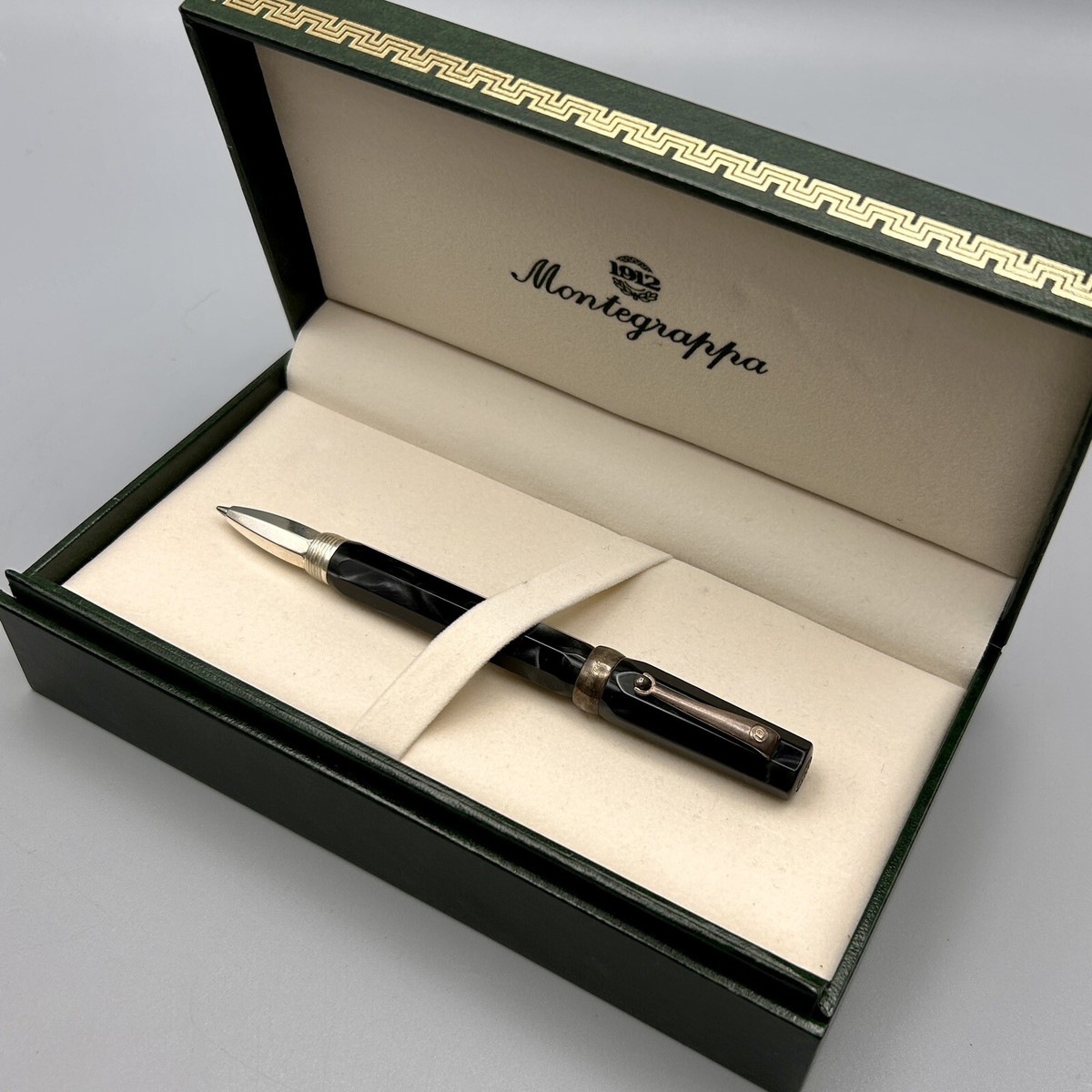 未使用箱付きMontegrappa 万年筆 1912年製 黒本物 s-l1200.jpg