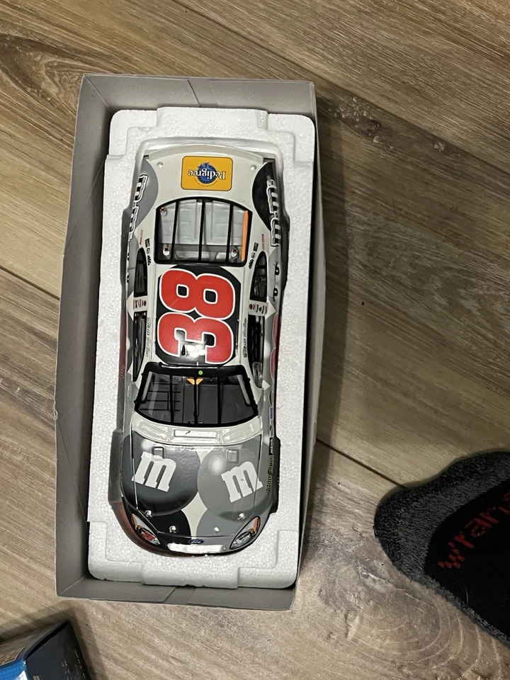 Elliott Sadler's #38 M&M's versión de carreras Ford Taurus de 2004 Foto 3 de 4