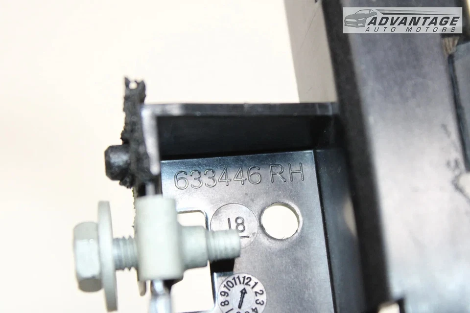 Lincoln MKZ 2017-2020 puerta trasera derecha ventana guía soporte de retención OEM Foto 4 de 4