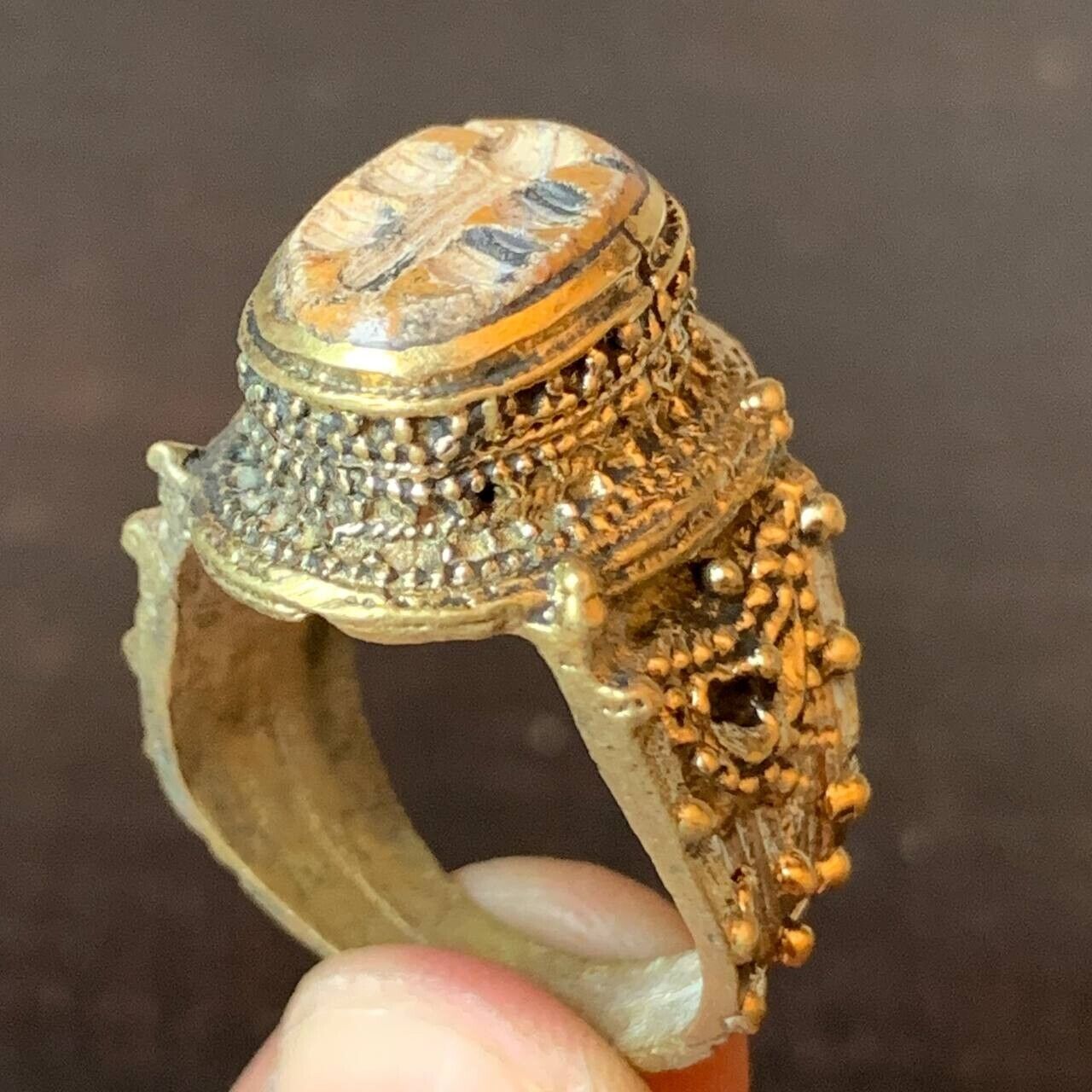 Unveiling A Remarkable Past: 3,000-Year-Old Fossilized Bee Discovery Sheds Light On Ancient Ecosystems 6 Rare Ancient Bronze Roman Legionary Antique Ring Artifact Engraved Brown Bee