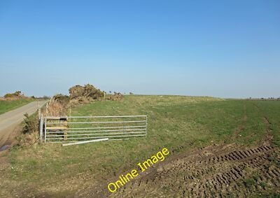 Photo 12x8 Y Gaer, Bayvil Felindre Farchog A small, barely visible earthwo c2014