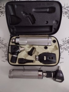 Welch Allyn 3.5V Otoscope Ophthalmoscope Diagnostic Plugin Handle Case 05250 +