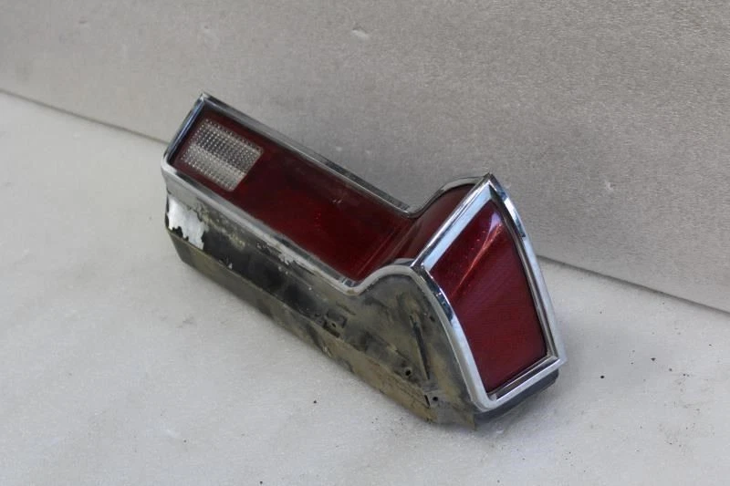 1976 LINCOLN CONTINENTAL MARK IV LEFT DRIVER SIDE REAR TAIL LIGHT LAMP - Image 4 of 4