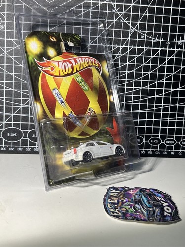 2011 HOT WHEELS HOLIDAY CARD PEARL WHITE '09 CADILLAC CTS-V SEDAN 1/64 SCALE - Picture 4 of 5