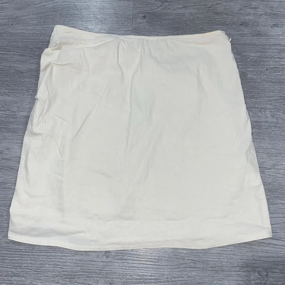 A.L.C. Burke Skirt Short Women’s Size 10 Cream Front Hook Ruched Design - Image 2 of 4