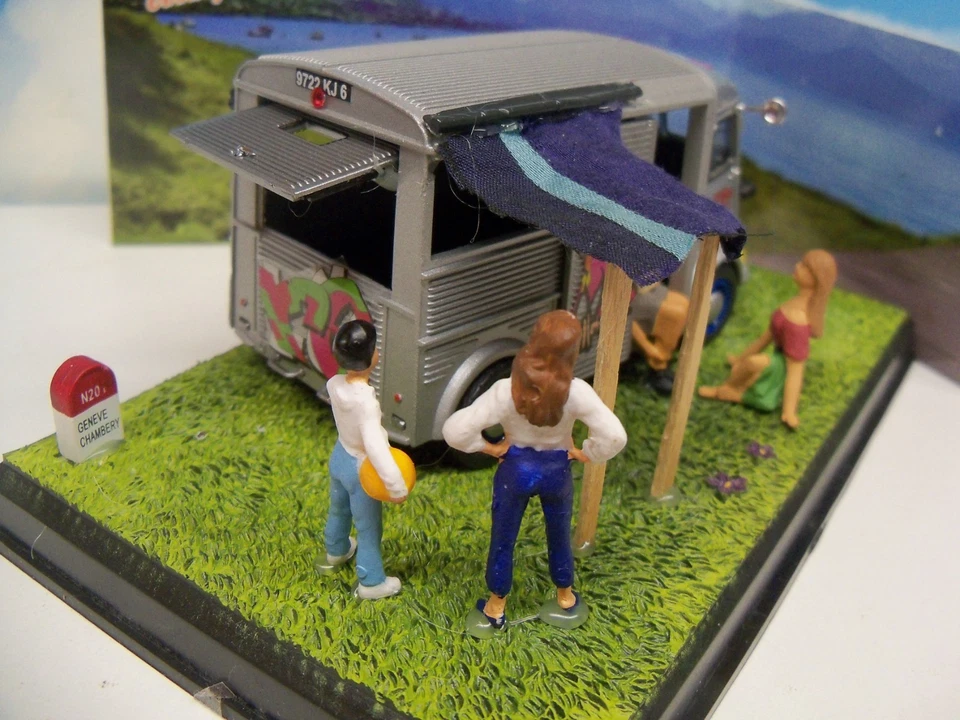 DIORAMA STYLE ROUTE BLEUE CITROËN H HY CAMPING CAR  boite vitrine  1/43 - Photo 3/4