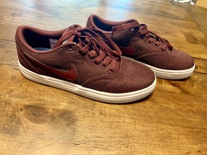 nike sb check burgundy