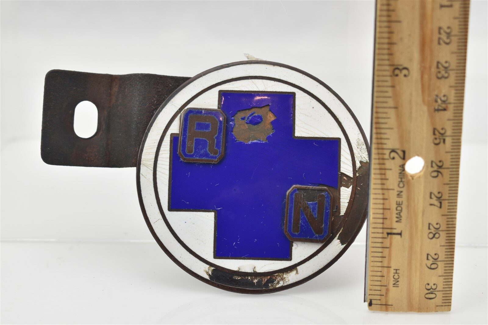 как выглядит Vintage RN Registered Nurse Blue Cross Enamel Metal Auto Badge фото