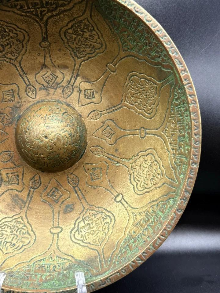 Antiguo cuenco islámico de latón - caligrafía árabe grabada a mano y patrones florales Foto 4 de 4