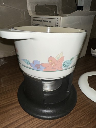 RARE Le Creuset Fondue Set White & Flowers 6 Forks Pot Lid Burner Stand NEW - Picture 17 of 24